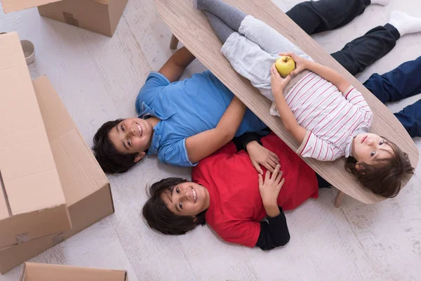 Jongens met kartonnen dozen om hen heen top uitzicht — Stockfoto