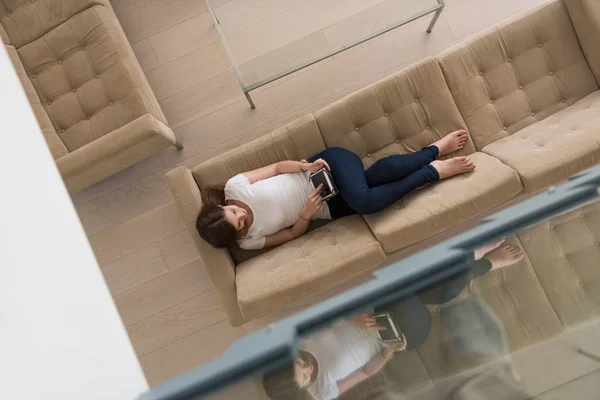 Mujer en el sofá usando tableta — Foto de Stock