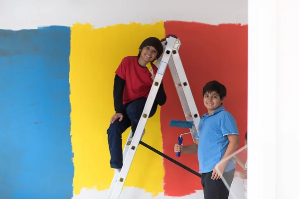 Jongens muur schilderen — Stockfoto