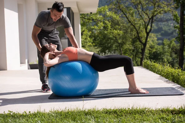 Frau und Personal Trainer beim Training mit Pilates-Ball — Stockfoto