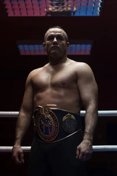 彼のチャンピオン ベルトをキック ボクサー — ストック写真