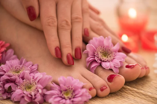 Vrouwelijke voeten en handen op spa salon — Stockfoto