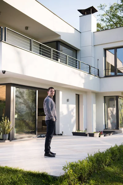 Uomo di fronte alla sua villa di lusso — Foto Stock