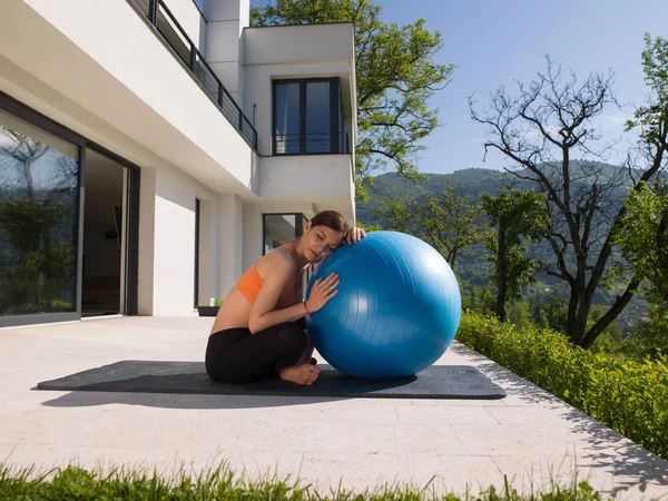 Femme faisant de l'exercice avec ballon pilates — Photo