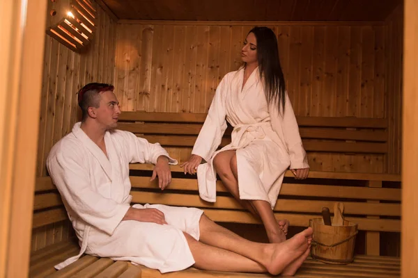 Couple relaxant dans le sauna — Photo