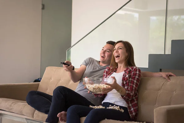 Jovem casal bonito desfrutando de tempo livre — Fotografia de Stock