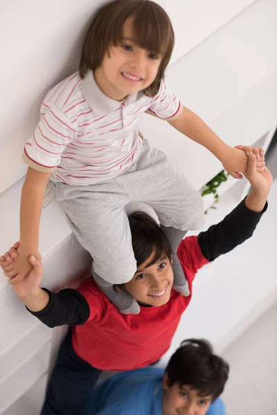 Jóvenes chicos posando línea hasta piggyback vista superior — Foto de Stock