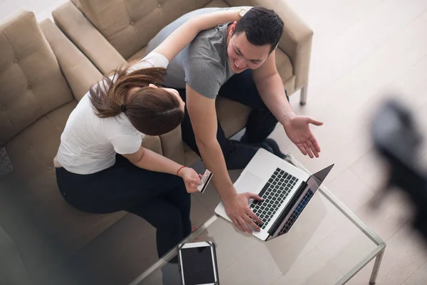 Feliz pareja joven comprar en línea —  Fotos de Stock