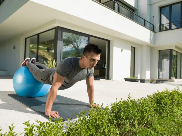 Man doet ochtend yoga oefeningen — Stockfoto