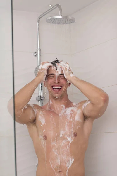 Homme prenant une douche dans le bain — Photo