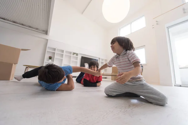 Νεαρά αγόρια διασκεδάζοντας στο πάτωμα — Φωτογραφία Αρχείου