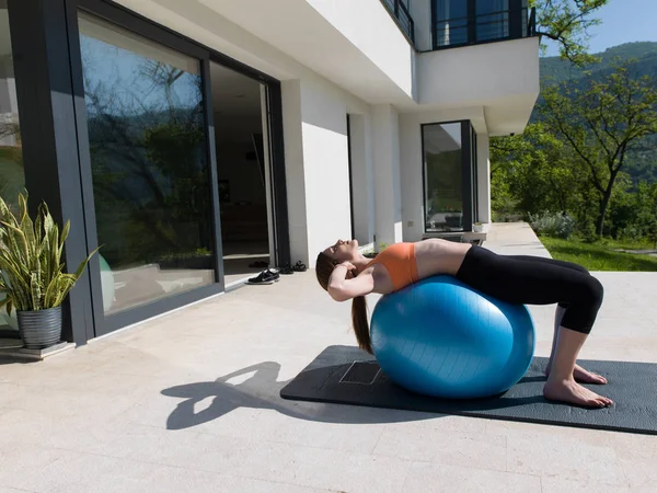 Mulher fazendo exercício com bola pilates — Fotografia de Stock