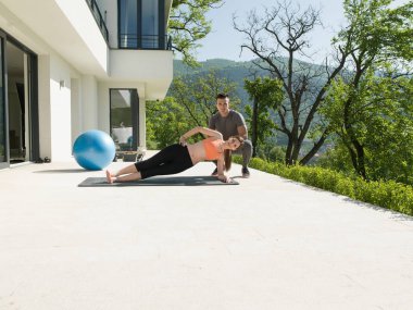 sabah yoga yaparken kişisel antrenör kadınla egzersizleri