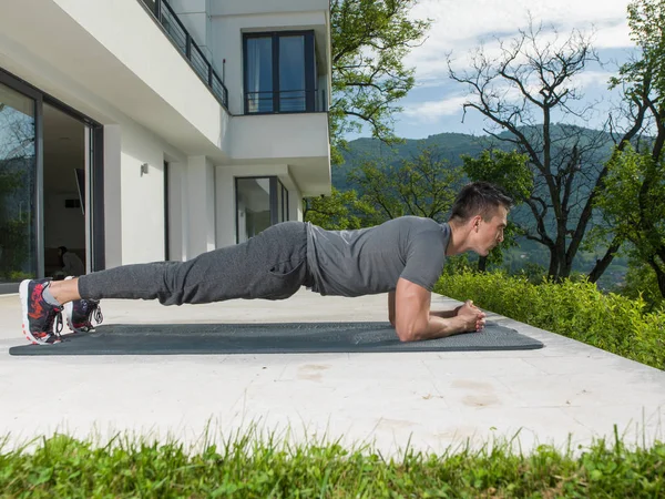 Muž dělá ranní jóga cvičení — Stock fotografie