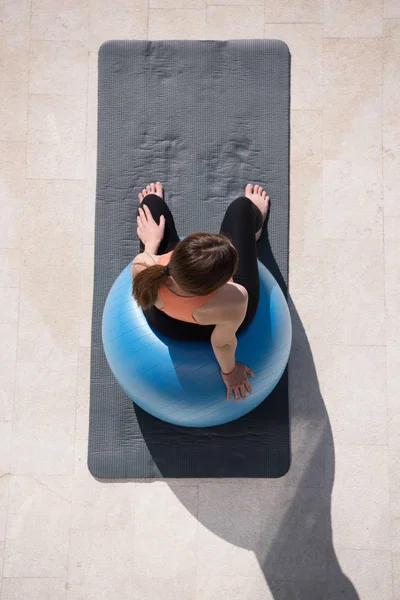 Mujer haciendo ejercicio con pilates bola vista superior — Foto de Stock