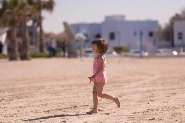 Schattig meisje op strand — Stockfoto