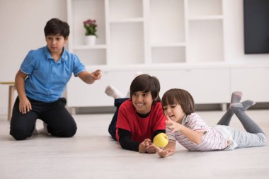 Çocuklar eğleniyor bir elma ile yere