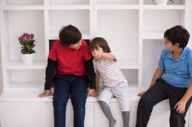 genç çocuklar bir rafta poz