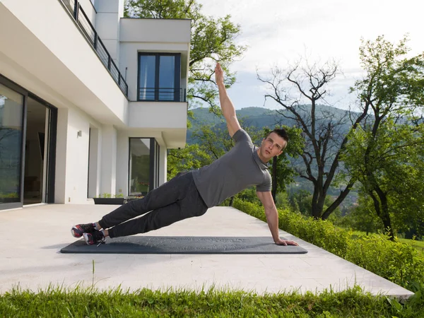 Muž dělá ranní jóga cvičení — Stock fotografie