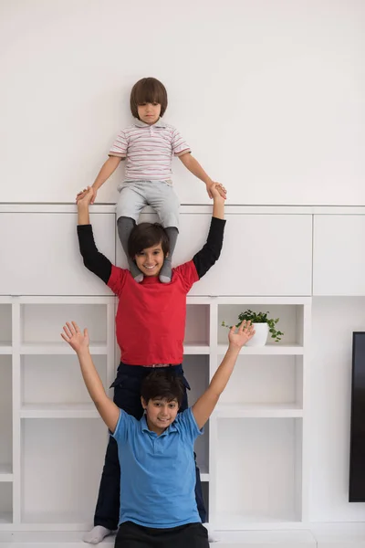 Jungen posieren huckepack — Stockfoto