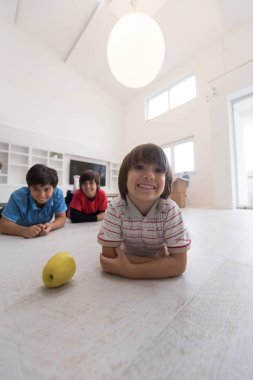 Çocuklar eğleniyor bir elma ile yere