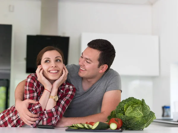 Pareja joven en la cocina —  Fotos de Stock