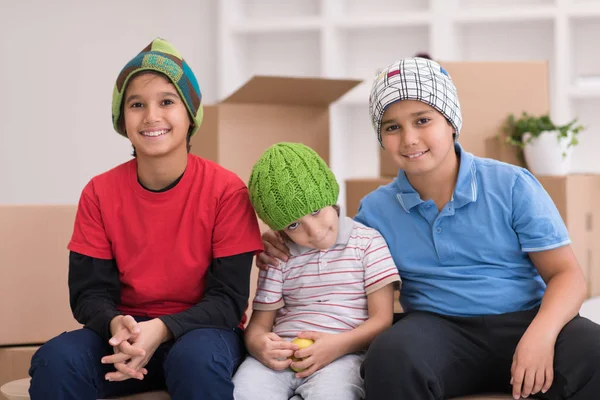 Niños con cajas de cartón a su alrededor —  Fotos de Stock