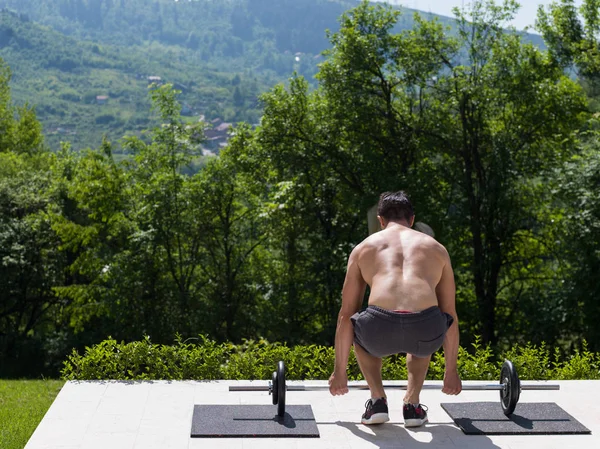 Homem fazendo exercícios matinais — Fotografia de Stock