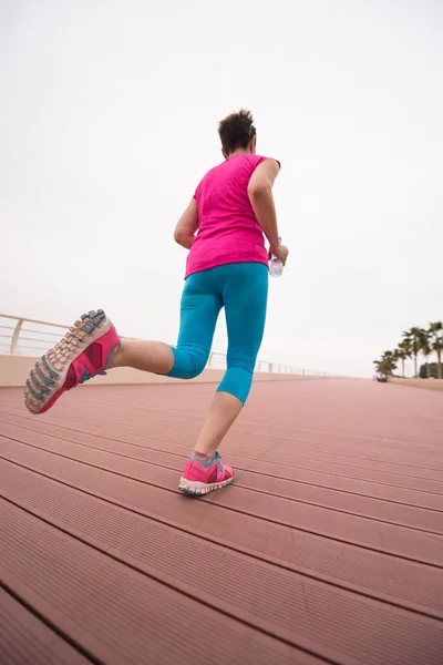 Mujer ocupada corriendo en el paseo marítimo — Foto de Stock