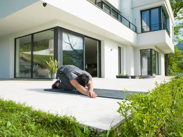 Чоловік робить ранкові вправи йоги — стокове фото