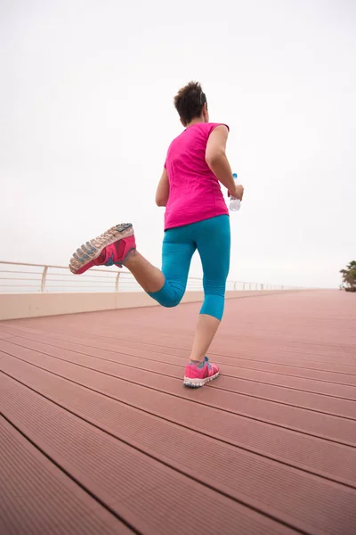 Mujer ocupada corriendo en el paseo marítimo — Foto de Stock