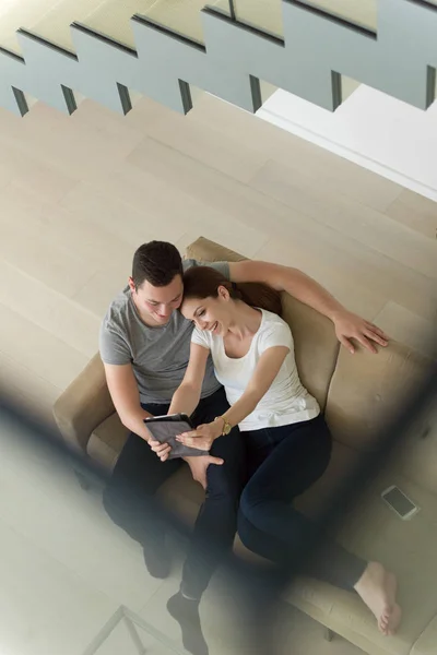 Ζευγάρι χαλαρά στο σπίτι με υπολογιστές tablet — Φωτογραφία Αρχείου