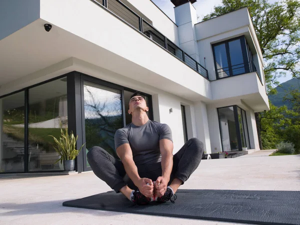 Man doet ochtend yoga oefeningen — Stockfoto