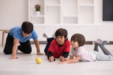 Çocuklar eğleniyor bir elma ile yere
