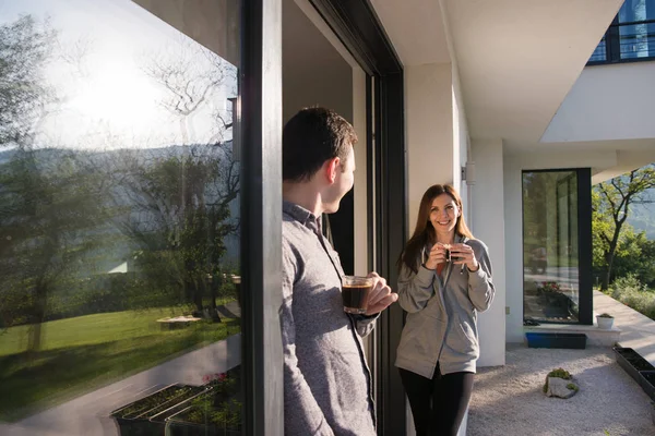 Koppel genieten op de deur van hun luxe huis villa — Stockfoto