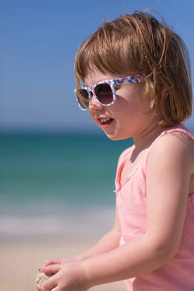 在海滩上的小女孩 — 图库照片