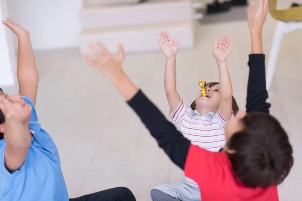 Glada Unga Pojkar Som Har Roligt Golvet Ett Nytt Modernt — Stockfoto