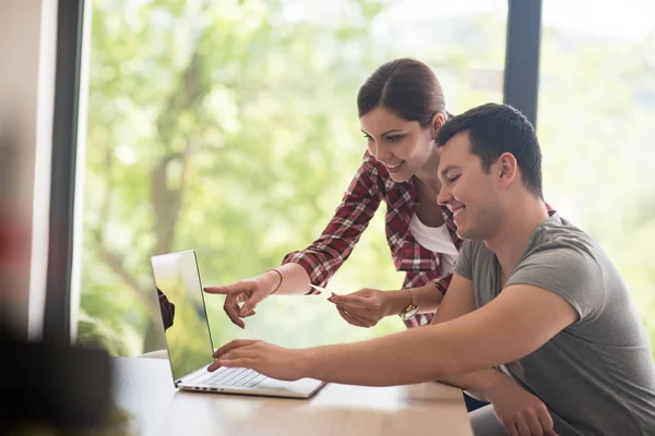 Feliz casal jovem compra online — Fotografia de Stock