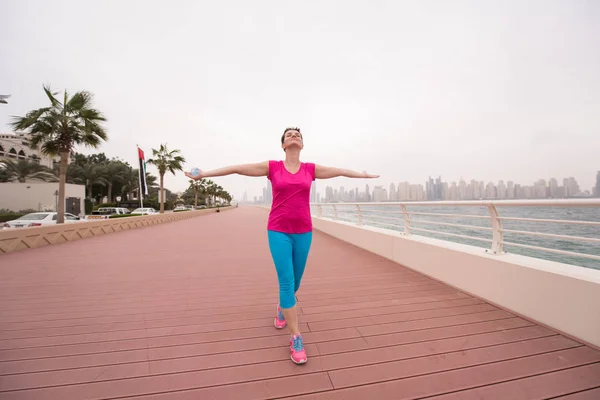Mladá žena slaví úspěšný trénink běhu — Stock fotografie