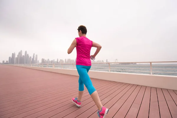 Vrouw wordt uitgevoerd op de promenade — Stockfoto