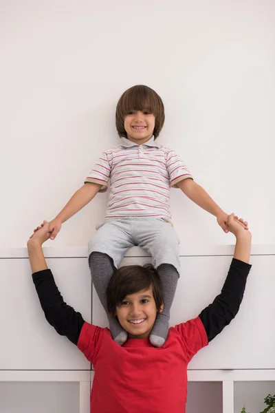 Jungen posieren huckepack — Stockfoto