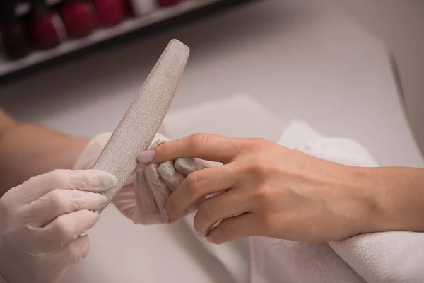 Mujer manos recibiendo una manicura —  Fotos de Stock