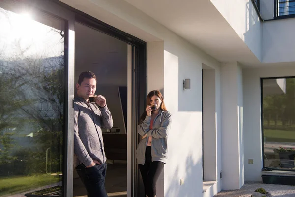 Couple profitant sur la porte de leur villa de luxe — Photo