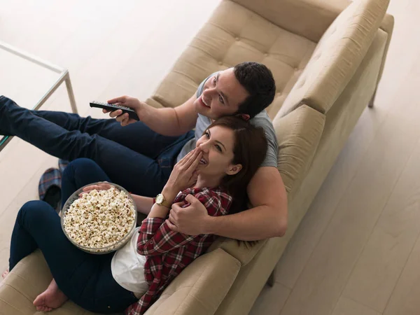 Jovem casal bonito desfrutando de tempo livre — Fotografia de Stock