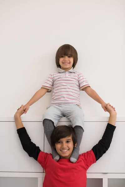 Les jeunes garçons posant ligne jusqu'à piggyback — Photo