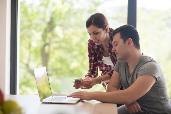 Feliz pareja joven comprar en línea — Foto de Stock