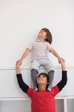 genç erkek sırtlama hattı poz