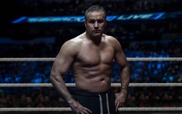 Profesionální kickboxer v tréninkovém kroužku — Stock fotografie