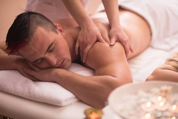 Jonge man met een rugmassage — Stockfoto