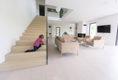 küçük kız ailesiyle modern oturma odasında sahiptir